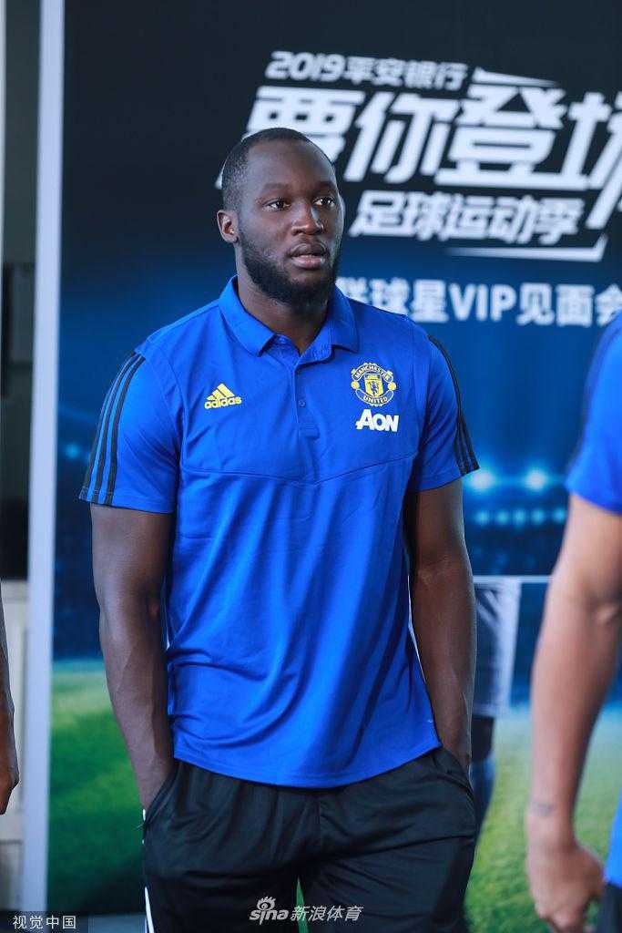 拉什福德面对镜头露出腼腆而温暖的笑容，举手投足间洋溢着少年成名的意气风发，与上海球迷亲切互动