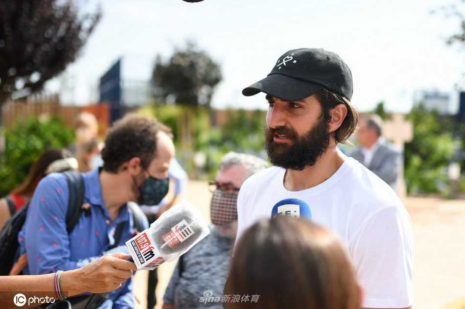 卢比奥为热情的球迷签名，他手持马克笔低头专注，身旁的球迷们举着球衣和照片，脸上洋溢着喜悦