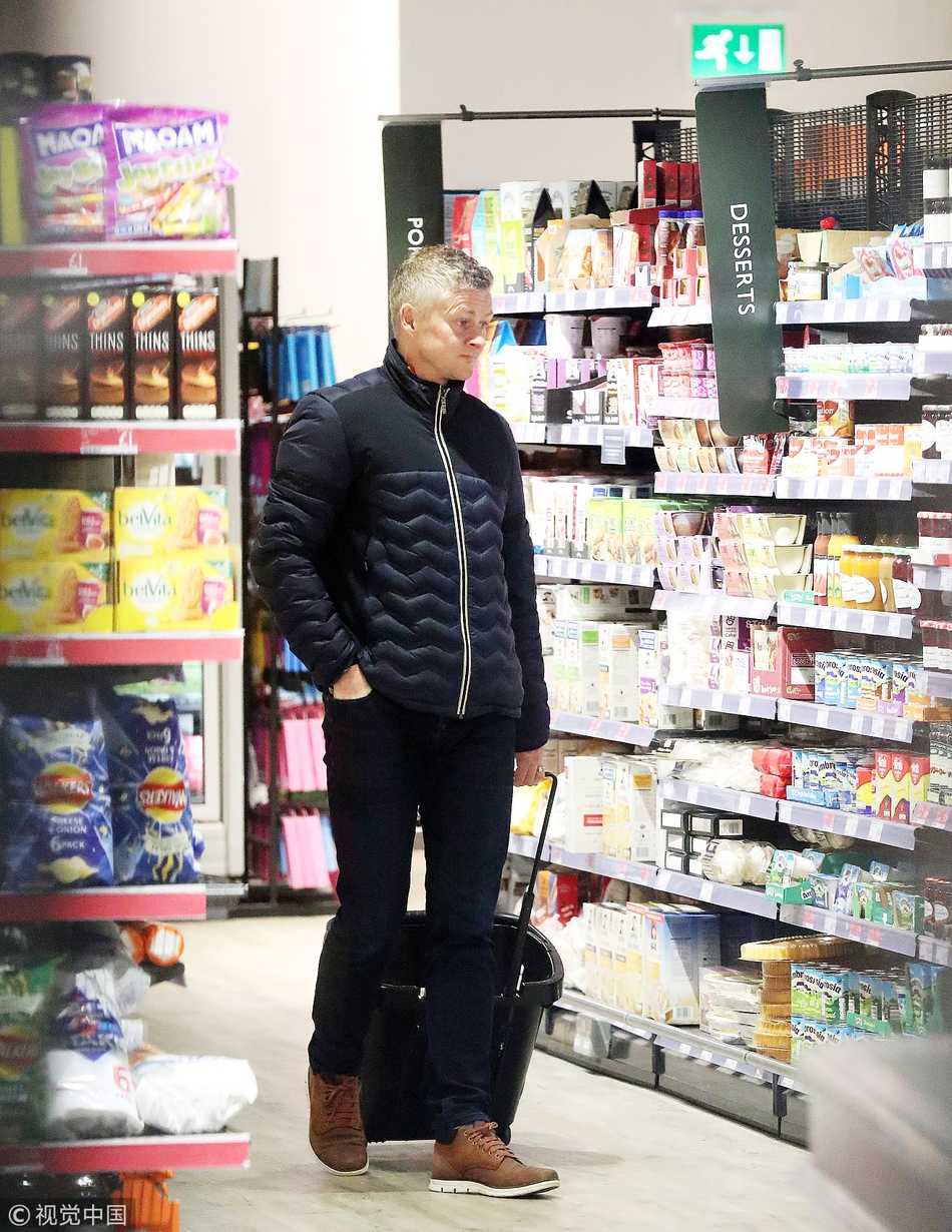 索尔斯克亚最终做出了选择，他伸手拿起一盒甜点，脸上带着轻松而满足的微笑，似乎已经想象到家人品尝这份甜蜜时的幸福场景。