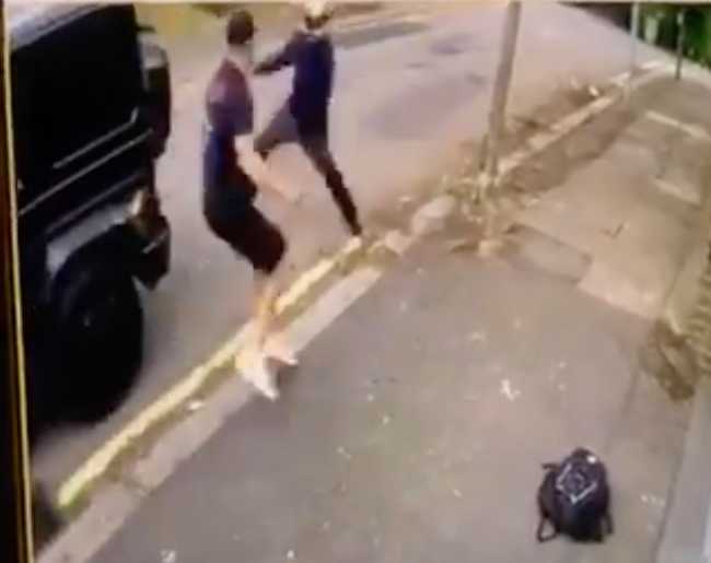 案发后，警车闪烁着警灯停在厄齐尔所住街道的警戒线内，几名警察正在向厄齐尔的邻居询问情况，地面上的粉笔标记显示着歹徒逃窜的路线