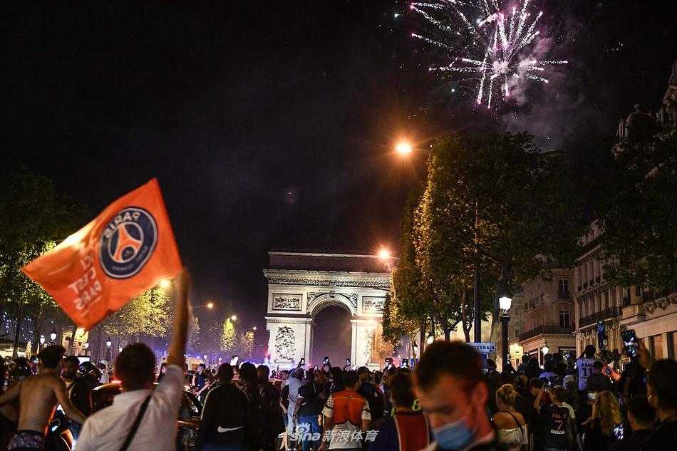巴黎街头化为蓝白红的欢乐海洋，无数球迷高举围巾和旗帜，庆祝球队历史性闯入欧冠决赛