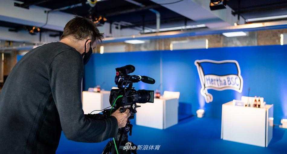 在柏林赫塔数字化成员大会现场，巨大的屏幕上实时显示着线上参会成员的头像，他们虽然身处各地，却在这一刻凝聚成俱乐部决策的力量。
