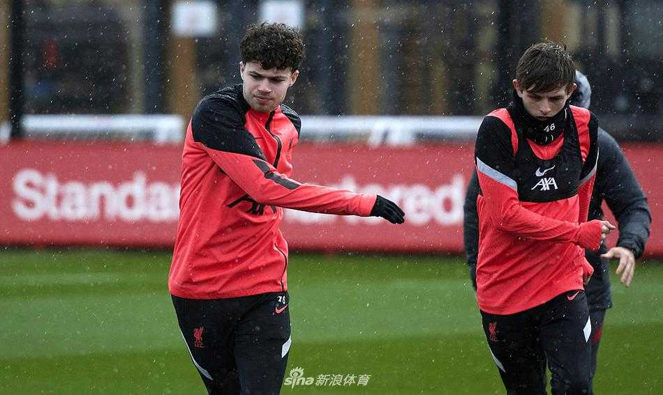萨拉赫在训练中露出标志性的灿烂笑容，轻松写意地控球，仿佛将赛前的压力都融化在了这片他热爱的绿茵场上。