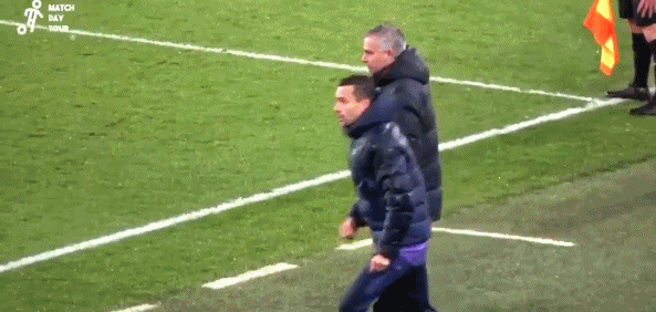 穆里尼奥难掩激动，滑跪后与助手们紧紧相拥，脸上的笑容如同孩子般纯真，胜利的喜悦在空气中弥漫。