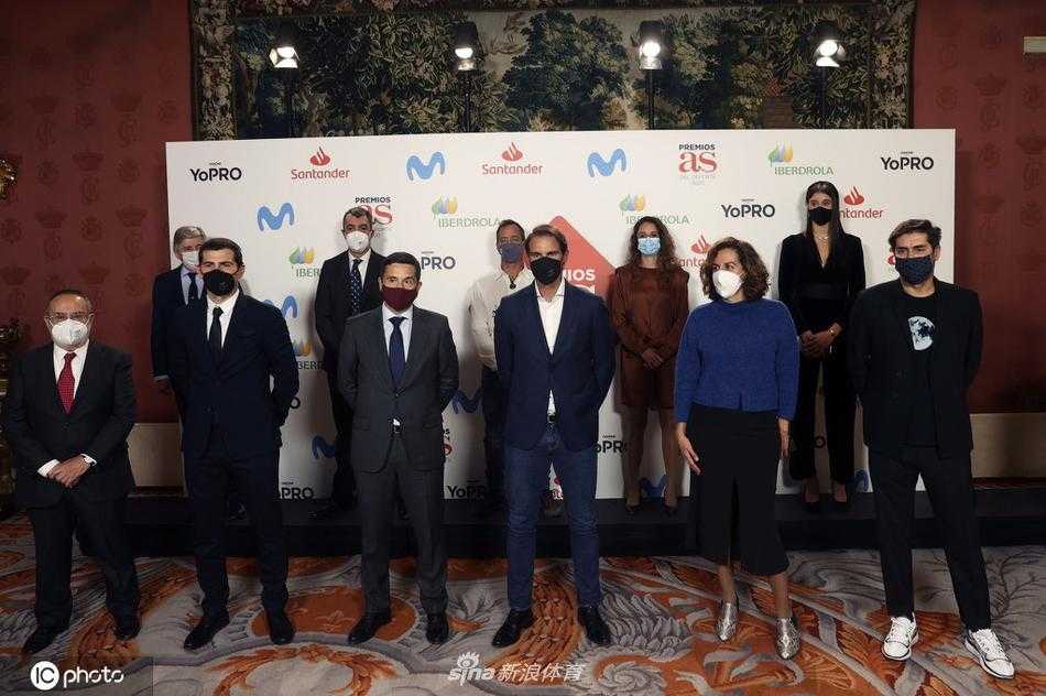 身着一袭优雅深色西装的卡西利亚斯，手捧精心设计的阿斯报奖杯，他脸上的笑容如同当年在足球场上扑出必进球后那般温暖而坚定，仿佛在诉说一段辉煌岁月的圆满落幕