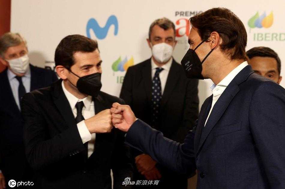 纳达尔独自站在领奖台上，眼神专注而深邃地凝视着手中的奖杯，背景是皇家剧院典雅的金色装饰，仿佛是他职业生涯中那些在红土场上冷静思考、准备下一场战斗的经典瞬间的重现