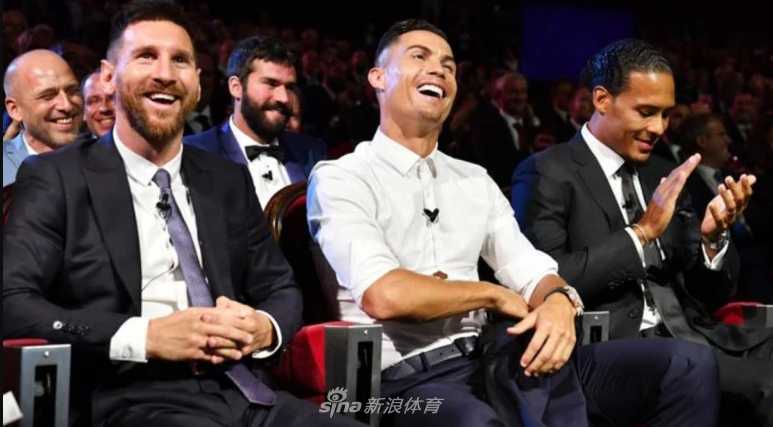 FIFA年度颁奖典礼内场全景，舞台中央摆放着闪闪发光的最佳球员奖杯，工作人员正在进行最后的调试。