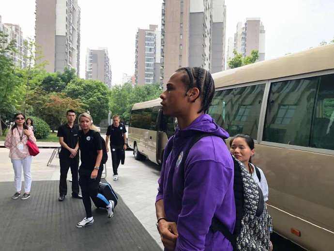 曼城新援罗德里与老将大卫·席尔瓦在训练中认真地进行传接球配合，两人的神情专注，仿佛要将最好的状态献给即将到来的比赛。