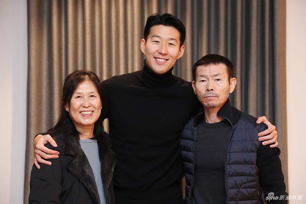获奖后孙兴慜手捧普斯卡什奖杯,面对镜头露出标志性的大男孩般灿烂笑容,眼中闪烁着自豪与梦想成真的光芒