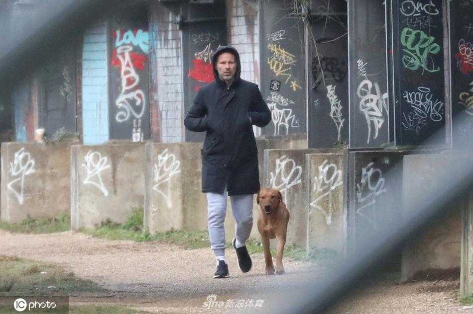 爱犬在前面兴奋地奔跑，吉格斯则双手插兜紧随其后，运动裤的抽绳随意垂落，这个瞬间捕捉到了退役球星与宠物之间无言的陪伴与信任。