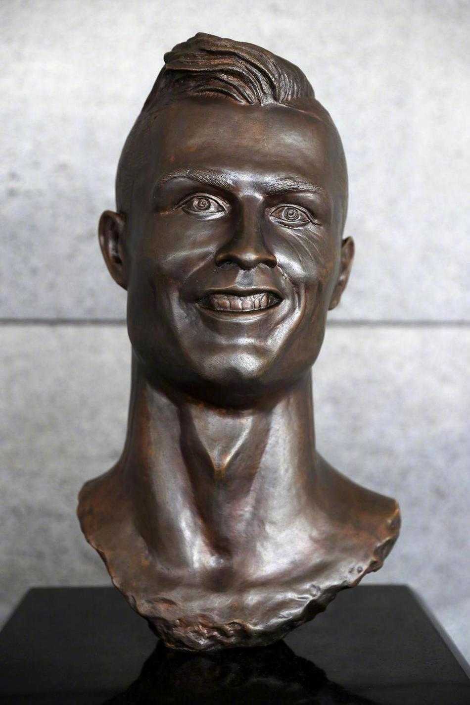 训练场上，萨拉赫露出温暖而坚毅的笑容，汗水沿着脸颊滑落，背后是漫天晚霞，这幅画面完美定格了顶级射手背后的日复一日的坚持