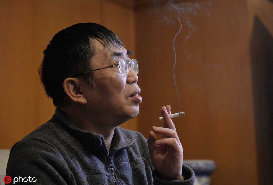 足坛巨星在狂欢游行的大巴上，手持一根香烟，神情迷离地深吸一口，仿佛要将整个赛季的疲惫和压力都随着这口烟雾吐向欢呼的人群，背景是漫天飞舞的彩带。