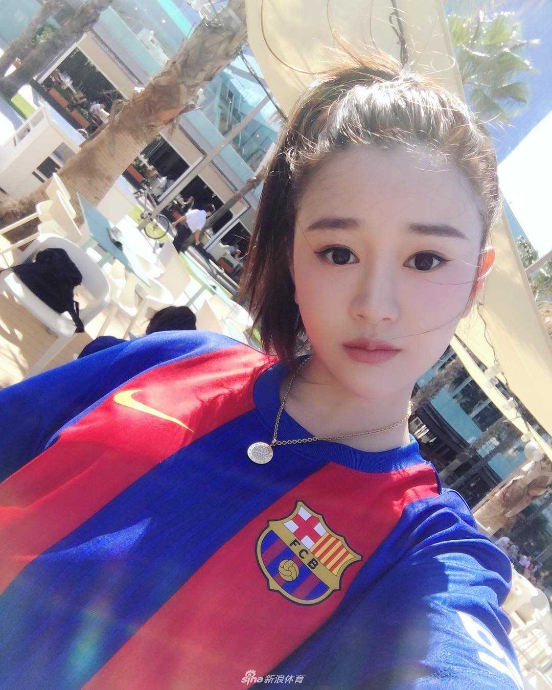 陈昱霖在私人飞机机舱内，对着镜头展露微笑，身上背着一只某奢侈品牌限量款手袋，窗外是茫茫云海，尽显奢华旅途的悠闲