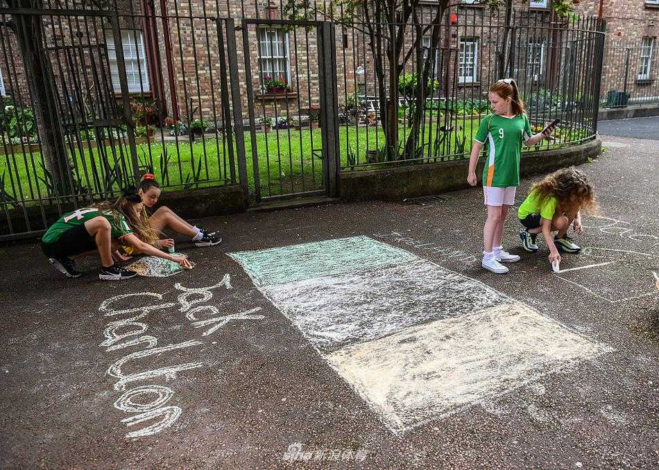 一位年轻的父亲将年幼的儿子扛在肩头，孩子的手中紧紧攥着一面小小的爱尔兰三色旗，稚嫩的眼神也许还不懂离别的含义，但这面旗帜已然成为连接两代人与杰克情感的最美象征。