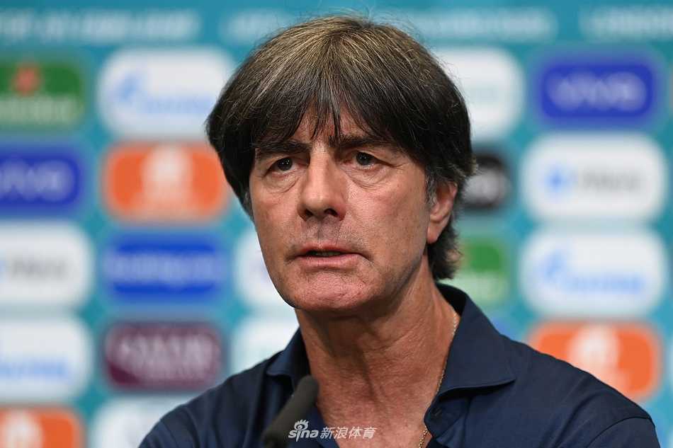 勒夫在赛后发布会上神情严肃地低头，双手交叠置于桌面，身前的话筒和喝了一半的可乐瓶无声地陪伴着这位即将离任的主帅，灯光在他脸上投下复杂的阴影