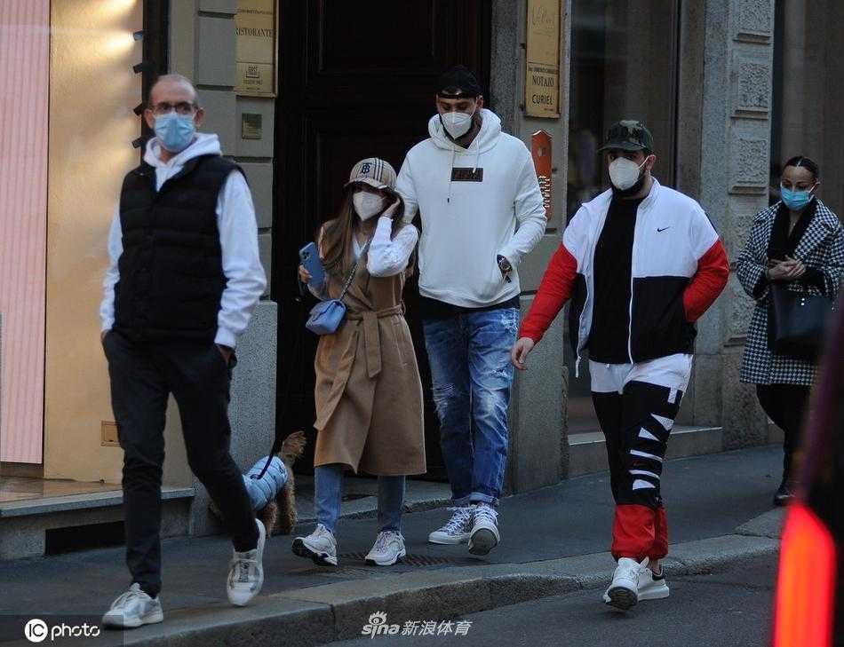 唐纳鲁马与女友在一个路口停下脚步，他似乎正在认真地向阿莱西娅说着什么，表情认真而专注，女友则耐心倾听，两人之间形成了一种只有彼此才懂的默契氛围。