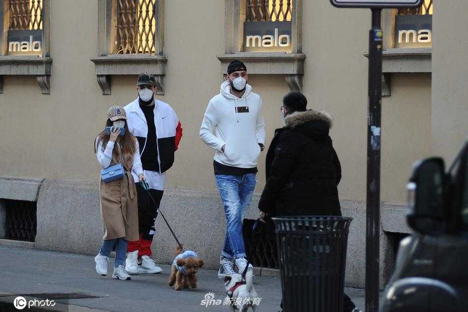 散步结束后，唐纳鲁马和女友站在路边，似乎正在商量接下来的行程。阿莱西娅用手指着另一个方向，唐纳鲁马则双手插袋，顺从地听着女友的安排，脸上带着一丝宠溺的微笑，整个画面充满了生活气息和温情。