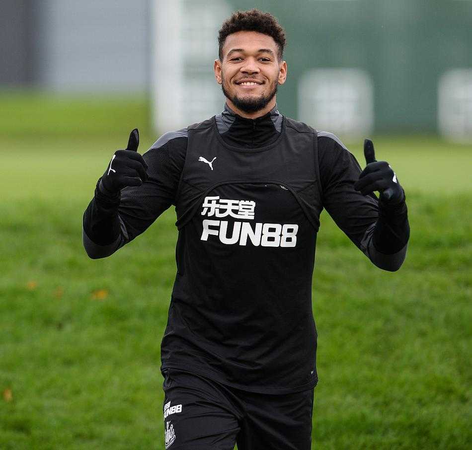 在泰恩河的薄雾中，纽卡众将正在进行高强度的有球训练，队长拉塞尔斯一声怒吼，率领后防线兄弟筑起移动长城，誓要在主场挡住红魔的狂轰滥炸。