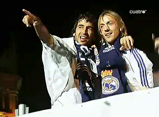古蒂在比赛中上演精彩的脚后跟传球，这个充满想象力的动作是他的标志，生动展现了足球的艺术性。