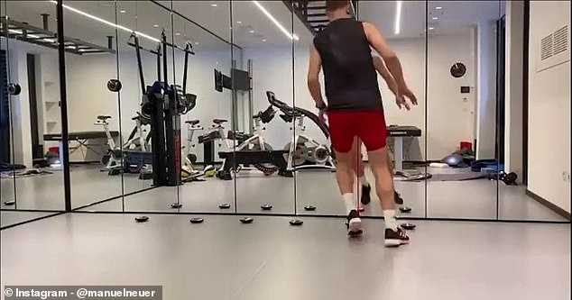 诺伊尔正在进行步伐训练，他的移动敏捷而轻盈，阳光勾勒出他专注的轮廓，仿佛一位在禁区线上翩翩起舞的守护神。