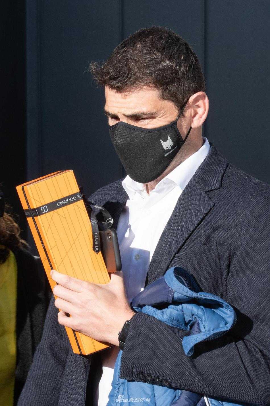 镜头拉近，卡西端详着手中已经拆开的礼物——似乎是一个带有足球元素的纪念品，他的眼神专注而深邃，仿佛在这一瞬间，透过这件小礼物，回想起了自己二十余年绿茵生涯的点点滴滴。