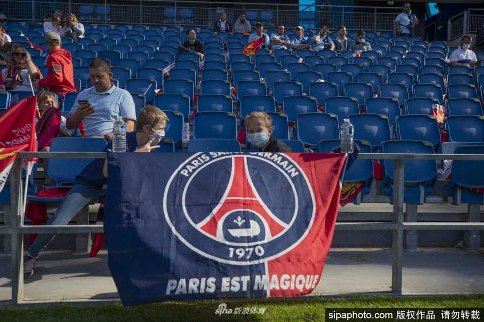 伊卡尔迪在门前高高跃起，以一记强有力的头槌攻破对方球门，他的眼神中充满了对进球的渴望与坚定。