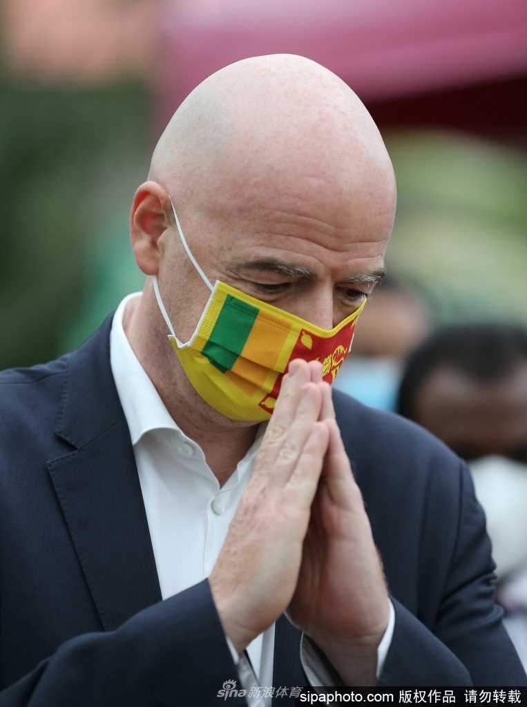 因凡蒂诺与各国足协代表亲切交谈，笑容满面，展现出其强大的外交亲和力与沟通能力