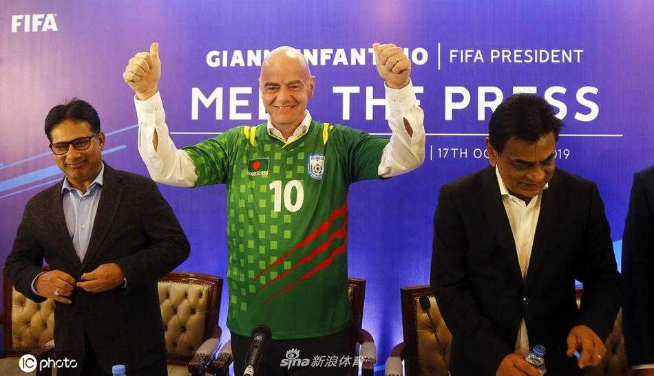 身着孟加拉国国家队绿色球衣的国际足联主席因凡蒂诺，在达卡的新闻发布会上挥手致意，脸上洋溢着对这片土地足球未来的期待与信心。