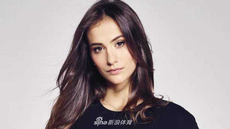 在一场庆典上，因莫比莱温柔地搂着妻子杰西卡，两人相视而笑，眼中只有彼此，甜蜜指数爆表