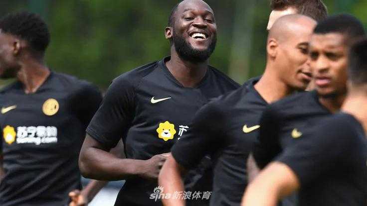 国米训练中卢卡库和劳塔罗-马丁内斯勾肩搭背耳语，两人神情专注交流战术，默契感十足好似多年老友