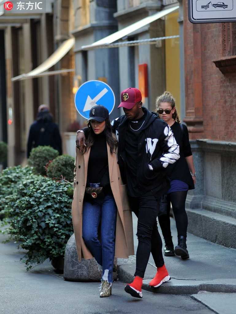 凯塔-巴尔德与女友米兰街头甜蜜相依，女友笑容灿烂，他则一身休闲潮装