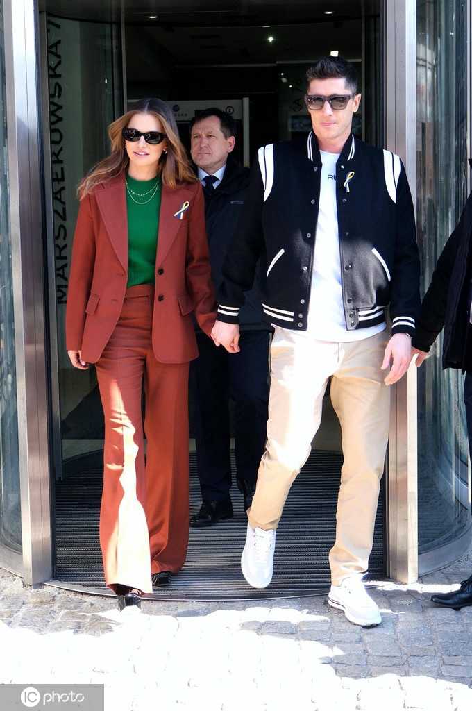 莱万转过头，对镜头露出他标志性的温和笑容。安娜在他身旁，同样笑容灿烂。这张近距离的合影，完美捕捉了夫妇二人发自内心的快乐与和谐。