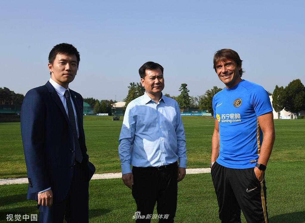 张近东父子面带微笑步入训练场，与早已等候的主教练安东尼奥·孔蒂亲切握手致意，开启了本次充满关怀与期望的探访之旅