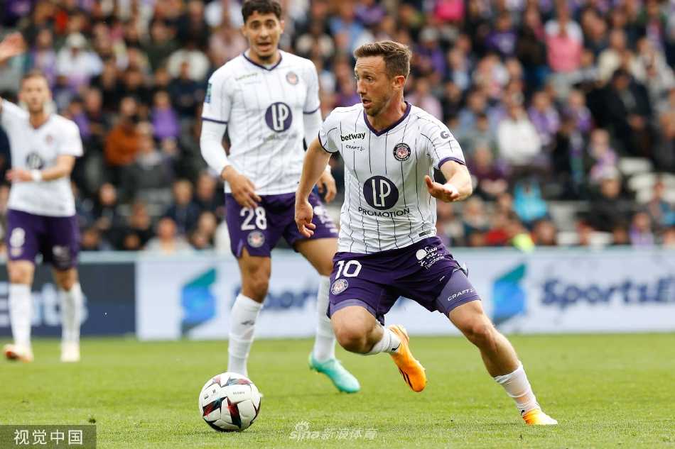 南特队防守球员在禁区内精准铲断，干净利落地破坏了一次极有威胁的进攻