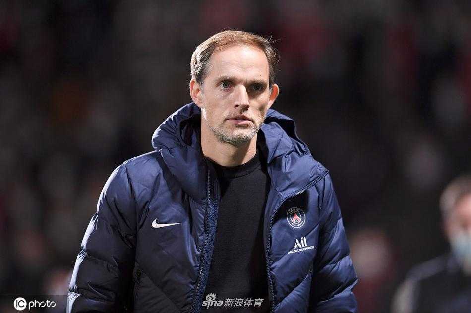 镜头捕捉下图赫尔在训练场边凝重的神情，他凝视着远方，仿佛在思考如何将切尔西这艘豪华战舰重新引向胜利的航向。