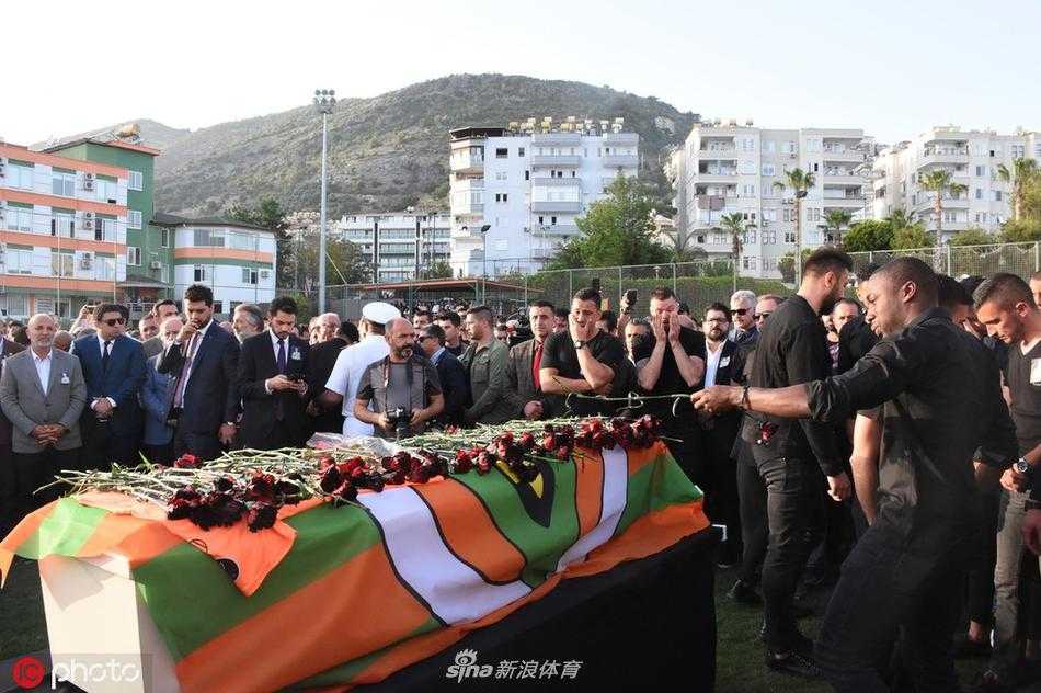 悲伤不仅仅在队友间蔓延，阿兰亚士邦的教练组成员同样神情哀痛，他们手挽手站成一排，向这位曾为球队拼尽全力的弟子致以最后的敬意。