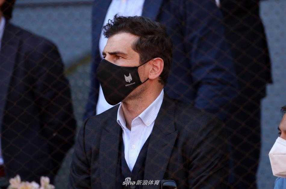 圣卡西驾临网球殿堂:卡西利亚斯观战马德里大师赛的跨界瞬间 卡西利亚斯在包厢中与友人专注交谈,手势轻微,表情认真,仿佛在分析场上的战术,将足球领袖的分析习惯带到了网球赛场