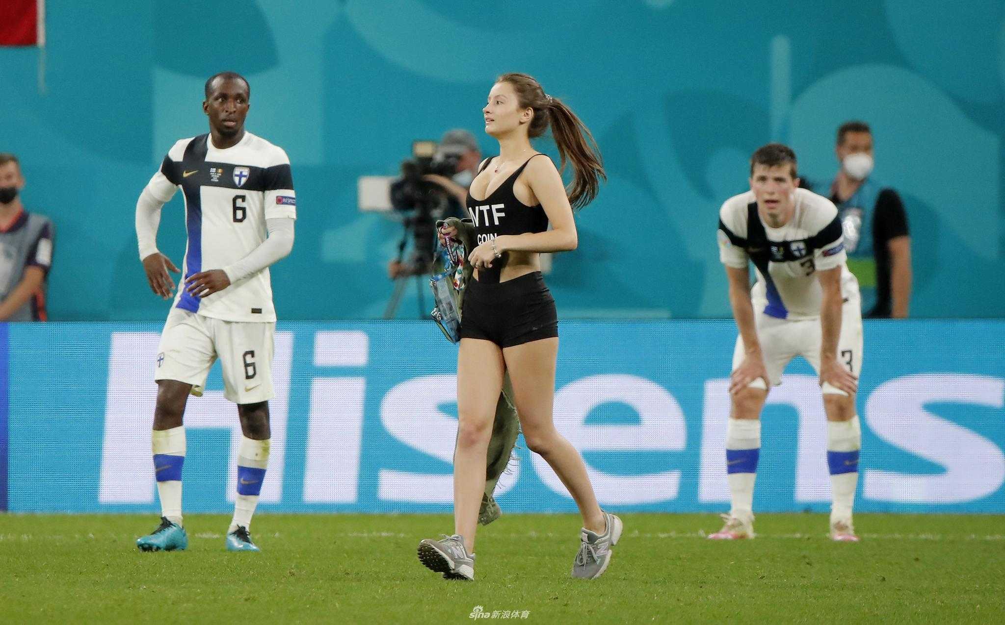 金色阳光下，一位身着黑色比基尼的俄罗斯女孩如同夏日精灵，微笑着踏入绿茵场，她的自信与美丽让激烈的欧洲杯赛场瞬间安静了一秒。