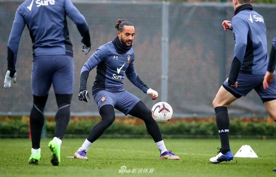 主教练哈森许特尔在场边双手比划，神情严肃地向球员面授机宜，传递着战术指令。