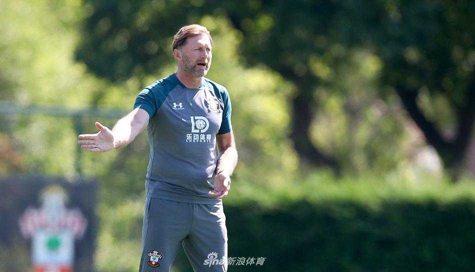 圣徒攻击手们正在进行一脚出球的快速传递训练，皮球在阳光下划出一道道白色的幻影。面对谢菲联严密的防线，这种在电光火石间撕开对手防线的默契，将成为明天比赛中的破门钥匙。