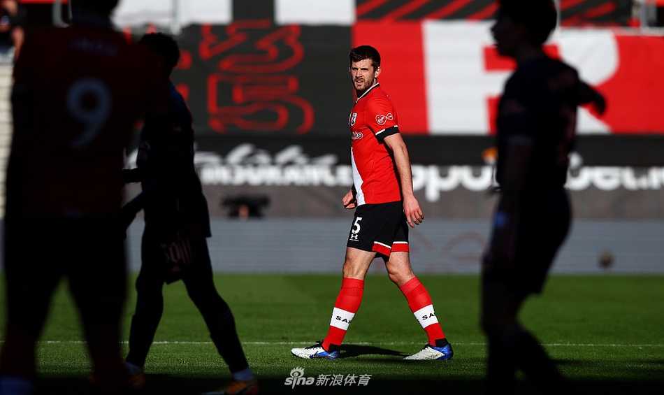 赛后，南安普顿主帅哈森许特尔紧握双拳，与每一位弟子击掌庆祝，他脸上的笑容灿烂无比，身后是同样沉浸在欢乐海洋中的替补球员和教练组