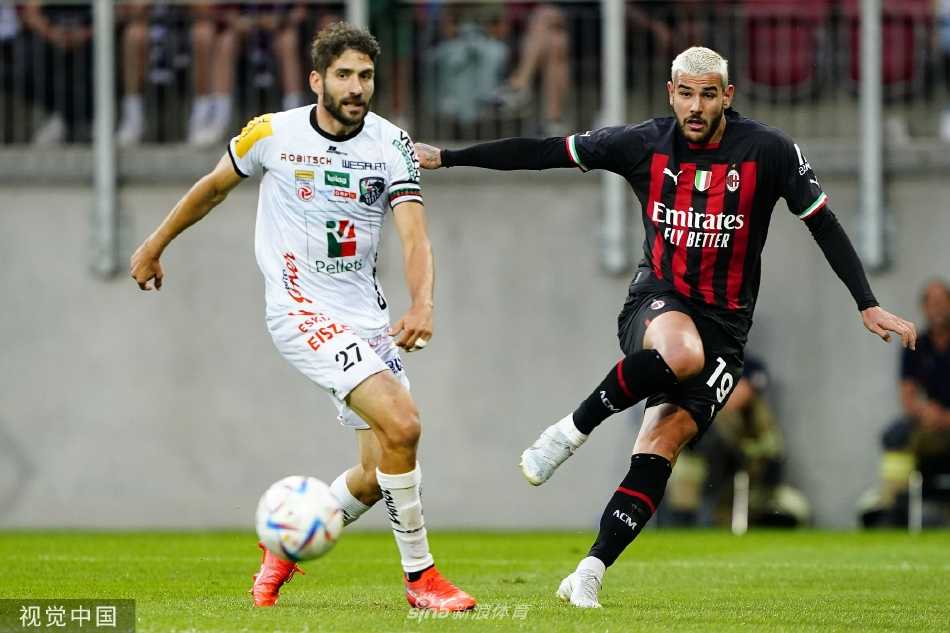 拉斐尔·莱奥轻盈挑射瞬间，皮球划出优雅弧线越过门将坠入网窝