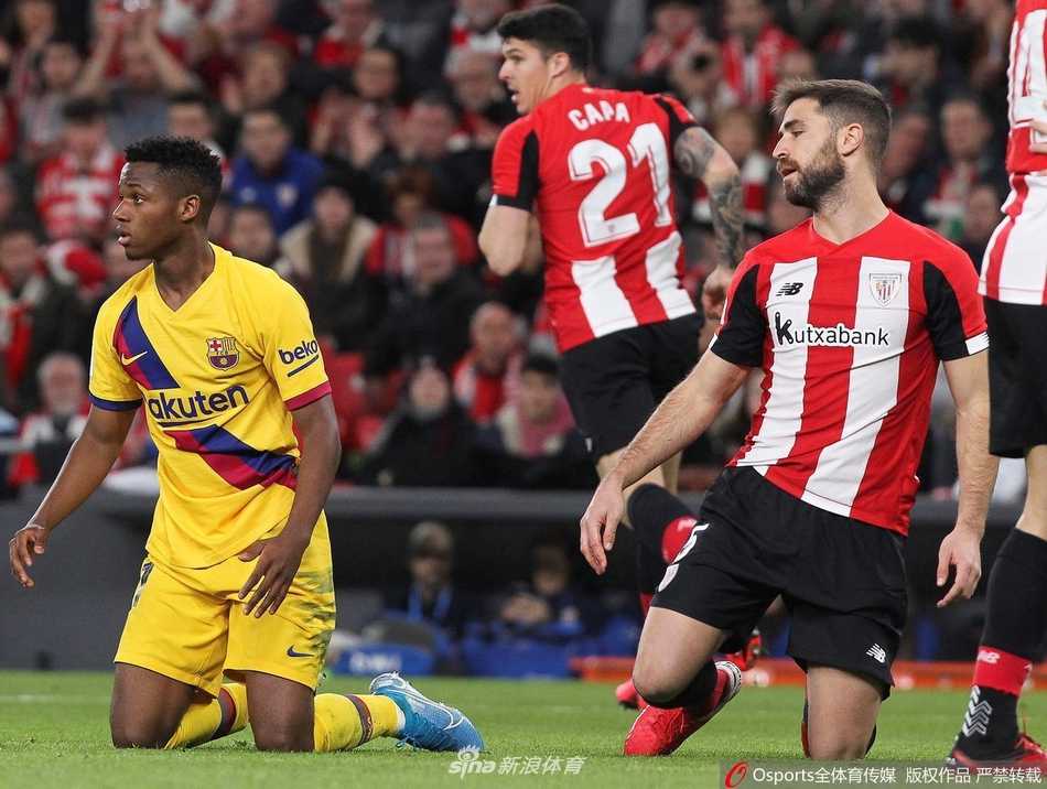 巴萨门将特尔施特根无奈地从球网中捡出皮球，目睹对手绝杀狂欢
