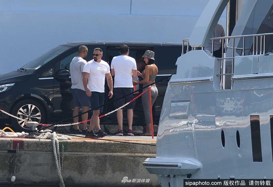 乔治娜身穿亮眼的比基尼，从游艇二层优雅地步入海中，她脸上洋溢着灿烂的笑容，仿佛一条出水芙蓉般的美人鱼，而C罗则在甲板上温柔地注视着这一切，眼神中满是宠溺。