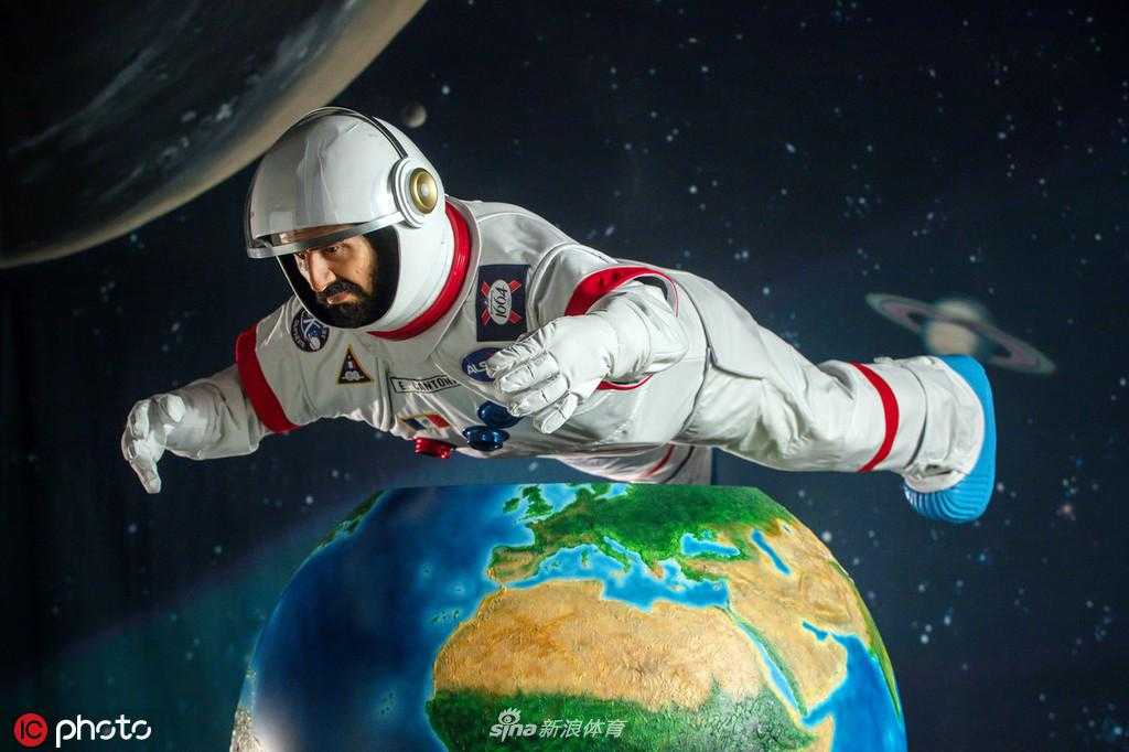 雕塑整体全景图，悬浮的坎通纳与下方的地球仪构成了一幅完整的画面，仿佛在拥挤的车站中央，悄然打开了一扇通往浩瀚宇宙的窗口。