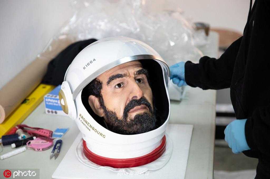 从低角度仰视，雕塑与车站古典的穹顶结构形成鲜明对比，现代科技与历史建筑在此刻交汇，坎通纳如同一位从未来降临的时空旅人。