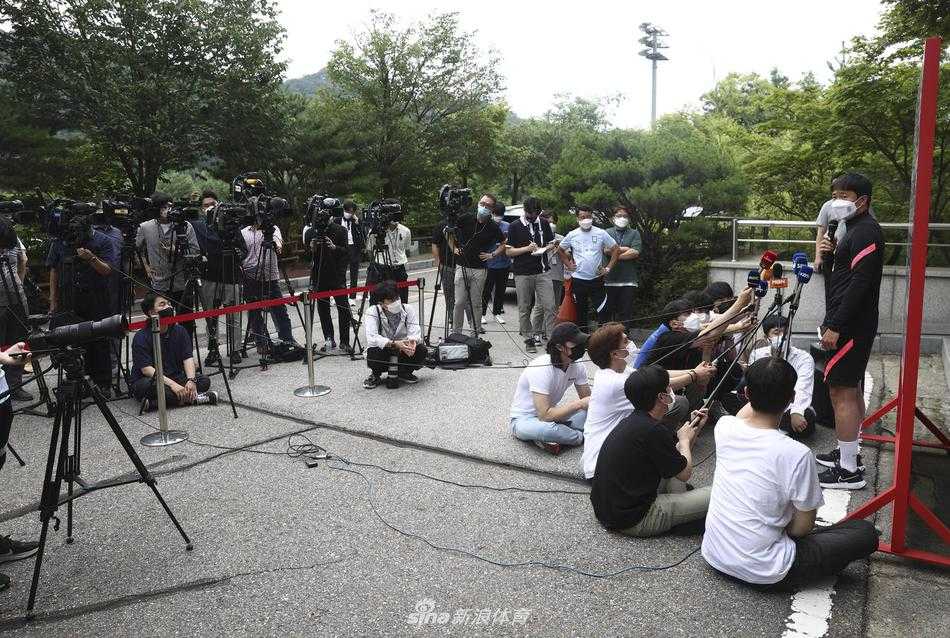在韩国坡州NFC新闻厅内，权昶勳面对镜头目光如炬，举手投足间流露出作为超龄老大哥的沉稳与带领球队走向胜利的坚定决心。