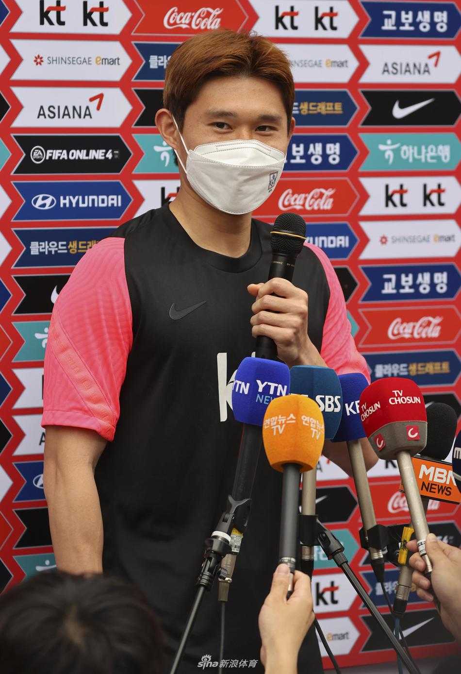 李东炅低头沉思的瞬间被镜头定格，安静的会场中仿佛能听到他心跳的声音，这位中场发动机正在脑海中预演着如何在东京赛场上送出致命一传。