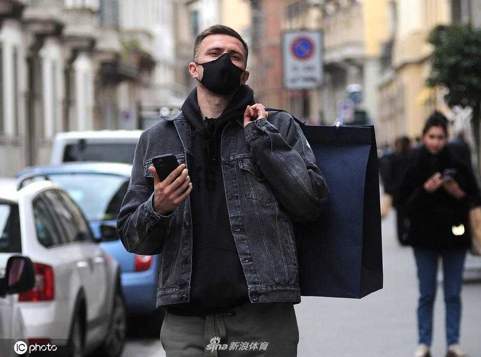 米兰繁华商业街的一角，伊利契奇提着购物袋漫步走过，身边是熙熙攘攘的人群，而他巨星的气质在人群中依然十分突出。