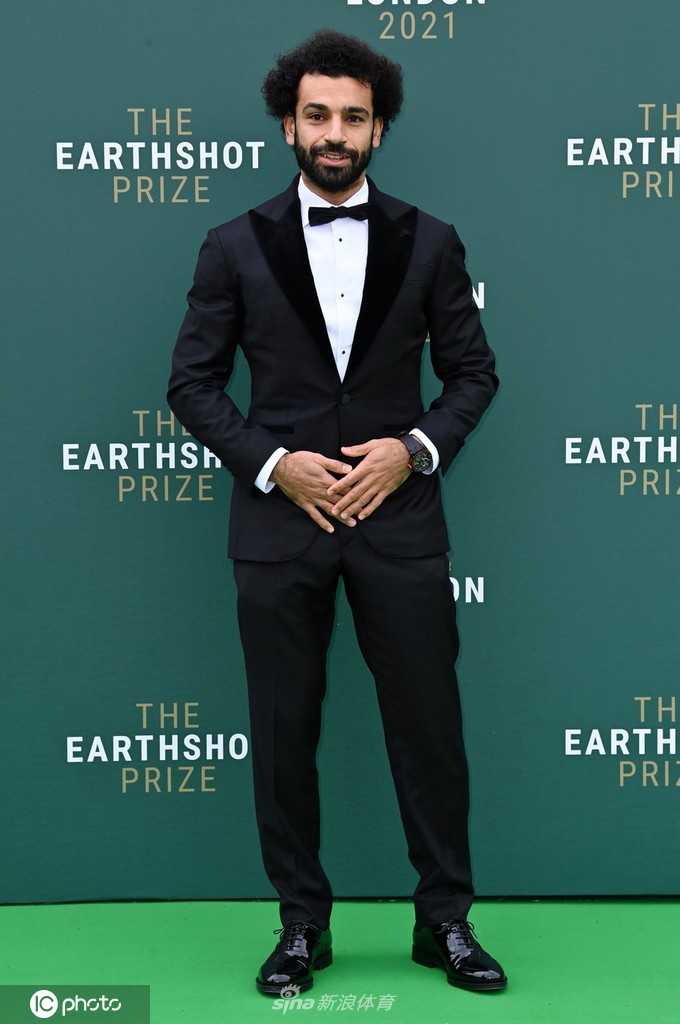 在伦敦Earthshot颁奖典礼的内场，萨拉赫与巴西传奇后卫丹尼·阿尔维斯相遇并亲切合影，两人笑容灿烂，英雄相惜，定格了足坛巨星在赛场外的珍贵友谊。